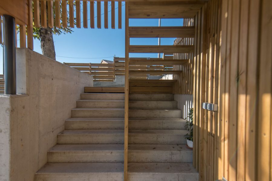 Escaleras de acceso a la casa desde el garaje
