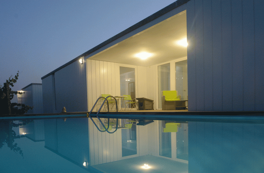 casa modular con piscina hecha con elementos prefabricados de hormigón 